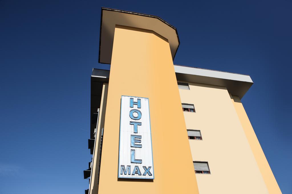 Hotel Max Аверса Экстерьер фото